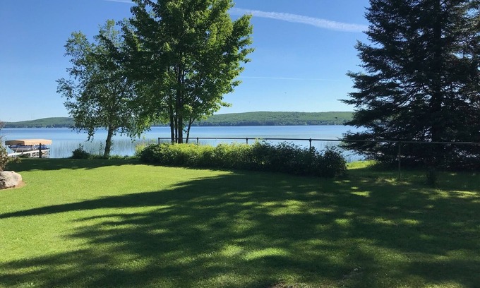 Crandon Casa | Cozy 3-bedroom Cottage on Metonga Lake with private dock