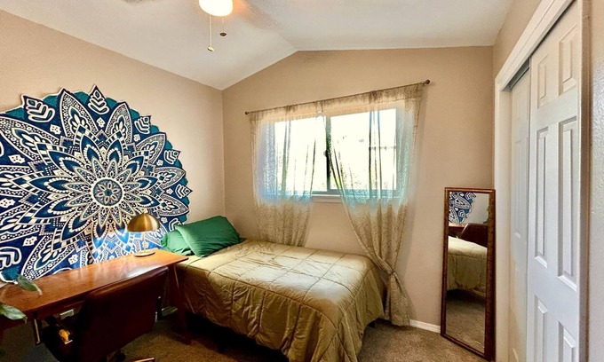 Northeast Heights Casa | Cozy 3-Bedroom Getaway with Yard, Driveway and Garage