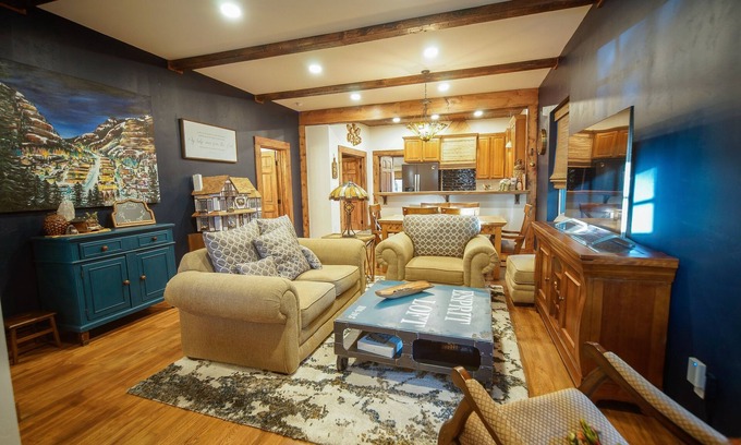 Delta Casa | Cozy 3-Bedroom Grand Chalet in Delta, Colorado