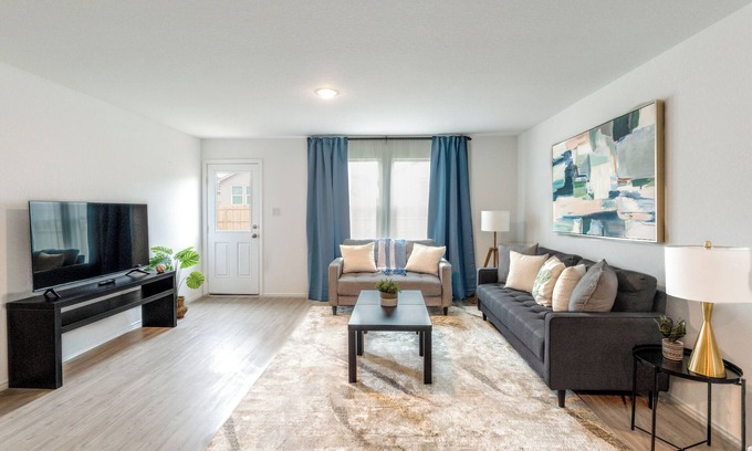 New Braunfels Cabina | Cozy 3-Bedroom Home - Perfect for Extended Stays!