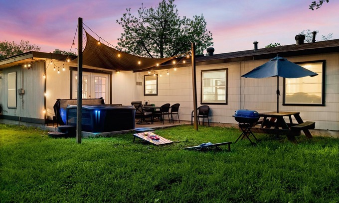 Southside Casa | Cozy 3-bedroom home w/ HOT TUB 2 min away from lackland and 10 min to SeaWorld!