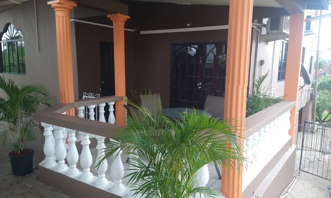 La Brea Casa | Cozy 3 bedroom house. Perfect for Couples, Families, Groups etc.