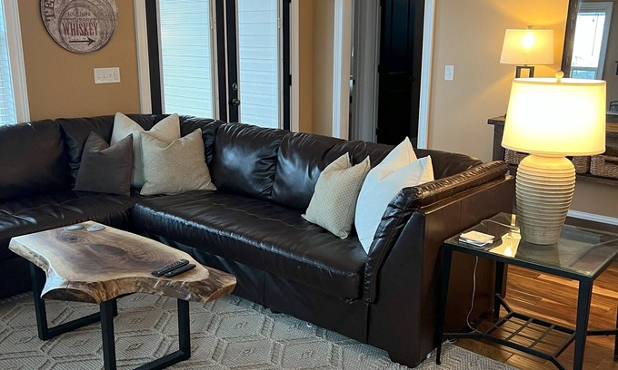 Lake Oconee Casa | Cozy 3-bedroom Lake house with fiber Wifi, Boathouse & Dock on Lake Sinclair