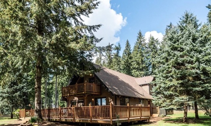La Center Cabina | Cozy 3 bedroom lodge with hot tub on 3.5 acres
