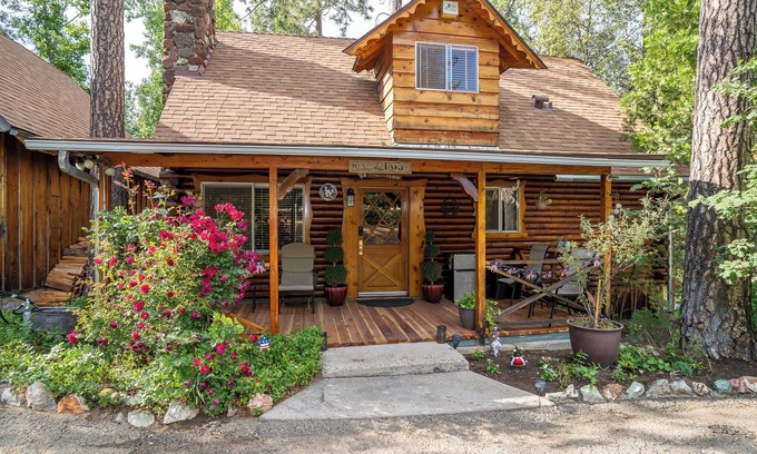 Oakhurst Cabina | Cozy 3-bedroom log Cabin. Just minutes away from Bass Lake.