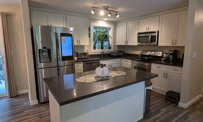 North Creek Casa | Cozy 3-bedroom Pet Friendly house in delightful Bothell with AC, WiFi