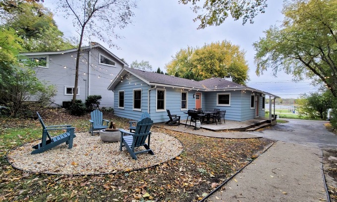 Barrington Cabaña | Cozy 3 bedroom river cottage w/ indoor fireplace