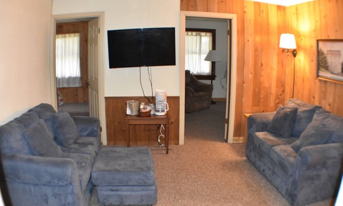 Stahlstown Cabina | Cozy 3 bedroom suite with living room. Close to hiking trails, ski resorts and family parks!