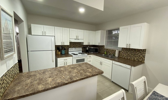 Sailboat Bend Apartamento | Cozy 3 Bedroom Apartment Nestled In Tranquil Sailboat Bend!