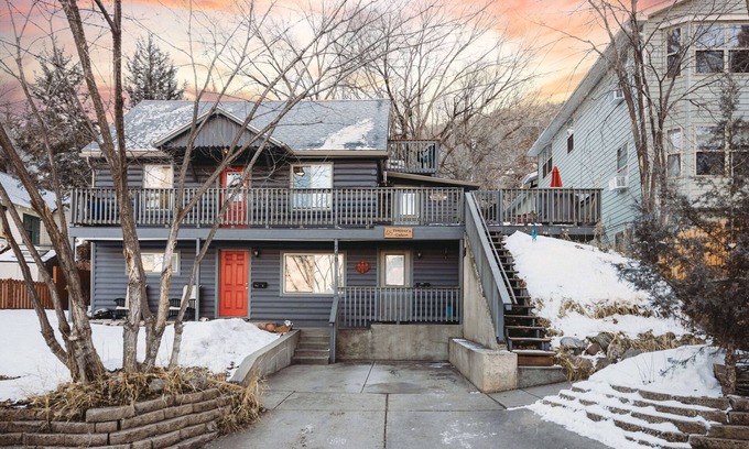Glenwood Springs Cabina | Cozy 3-bedroom Trapper Cabin in central Glenwood with AC WiFi and yard. Sleeps 6