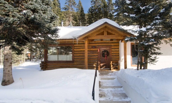 Taos Ski Valley Cabina | Cozy 3-bedroom cabin in charming Taos Ski Valley with WiFi