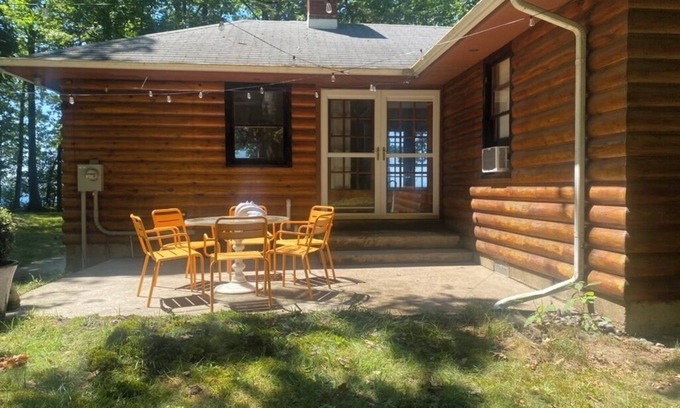Fennville Cabina | Cozy 3-Bedroom Waterfront Cabin with Private Beach