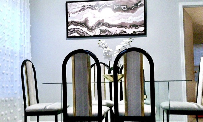 Olathe Casa | Cozy 3 beds in Olathe, sleeps 8 people. Family friendly with King bed