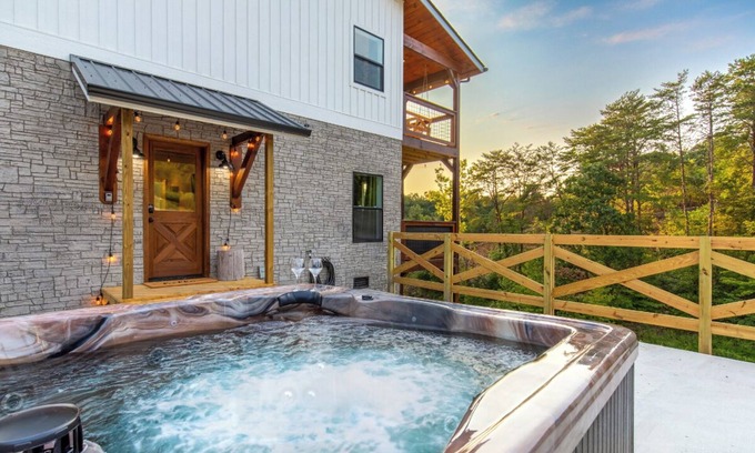 Sevierville Cabina | *Cozy 3BD Cabin w/ HOT TUB! Fire Pit + Near LAKE!*