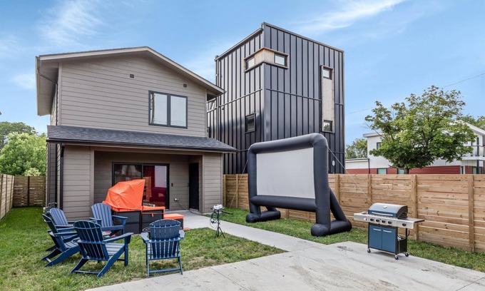 Detroit Casa | Cozy 3BD - Central Location w/ BBQ & Movie Yard