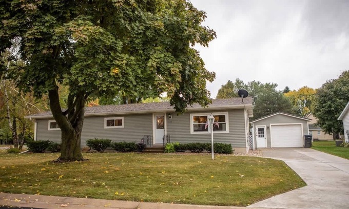 Marshfield Casa | Home in quiet neighborhood, 3BR/1.5 Bath in Marshfield, close to hospital.