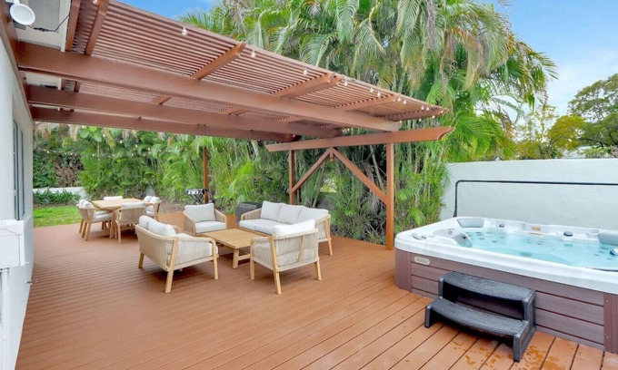 Biscayne Park Casa | Cozy 3BR Biscayne Park Retreat w/Hot Tub and BBQ