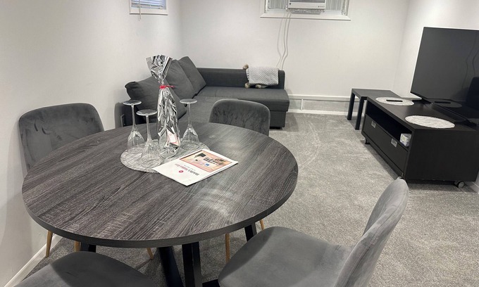 Melville Apartamento | Cozy 3BR Getaway with Parking & Full Kitchen @ Melville