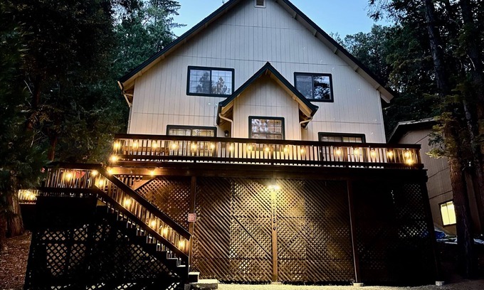 Mi-Wuk Village Cabina | Cozy 3BR Mi Wuk Cabin | Deck, Grill, Wi-Fi & more