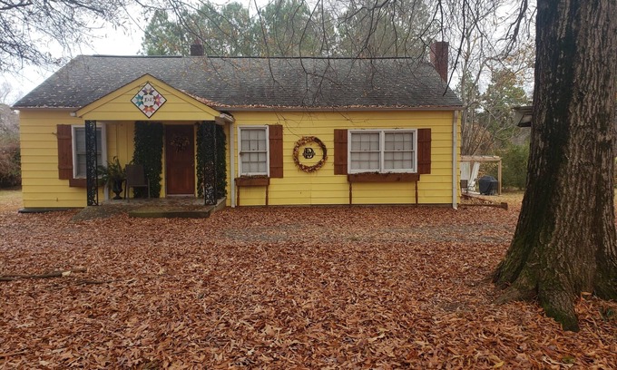 Walnut Cove Casa | Cozy 3BR-near Hanging Rock, Chateau Vie, Meadows, Friends wedding venues