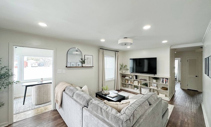 Evansville Casa | Cozy 3BR Spacious home w/Patio -Sleeps8