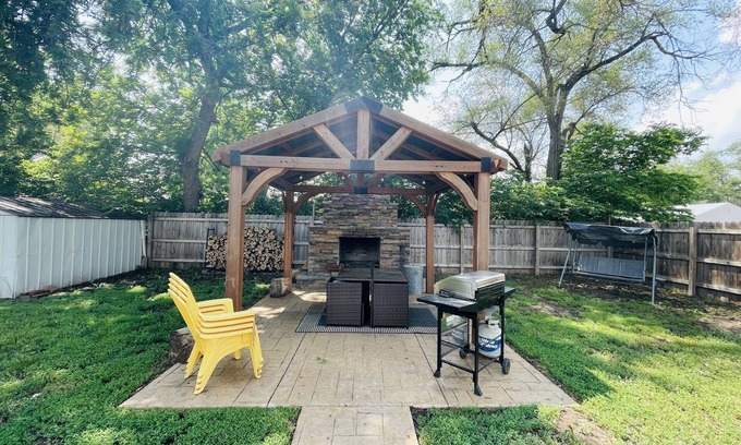 Salina Casa | Cozy 3BR, Theater Room & Firepit No Cleaning Fee!