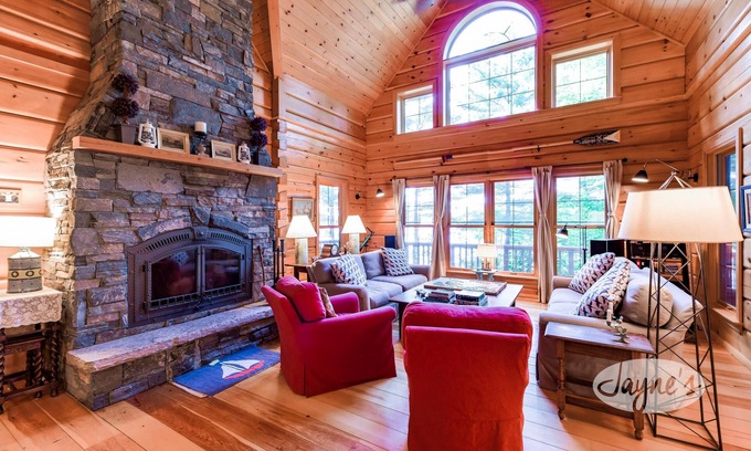 Gravenhurst Cabaña | Cozy 4 bed 2 bath cottage on Pine Lake with 1 bed Bunkie! W Exposure! Hot Tub!