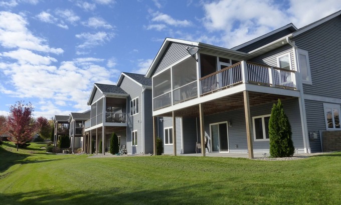 Deerfield Condominio | Nuevos condominios de lujo cerca del bosque - 20 minutos a Madison