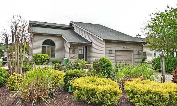 Bethany Beach Cabaña | Cozy 4 bed Beach Cottage near Bethany Beach! Wifi Available, Beach Town, Trolley, Shopping and more!