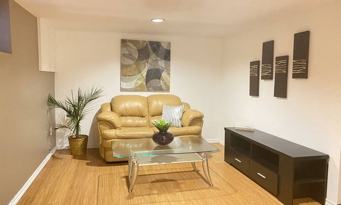 Lakeview Casa | Cozy 4 Bedroom Bungalow in Lakeview Mississauga