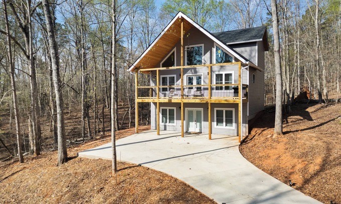 Westminster Cabina | Cozy 4-bedroom cabin with AC, WiFi in Lake Hartwell - Near Clemson