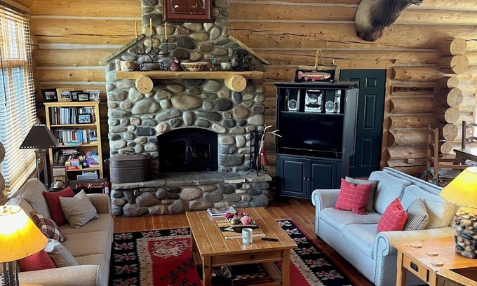 Big Sky Cabina | Cozy 4-bedroom cabin in awesome Big Sky with Hot Tub!!