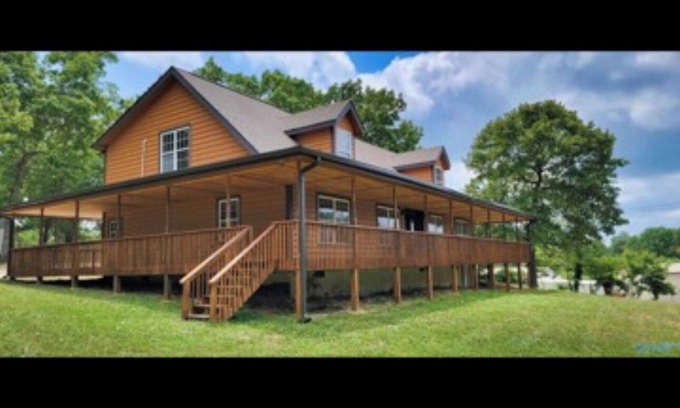 Flat Rock Cabina | Cozy 4-bedroom cabin with WiFi, AC in brilliant Flat Rock