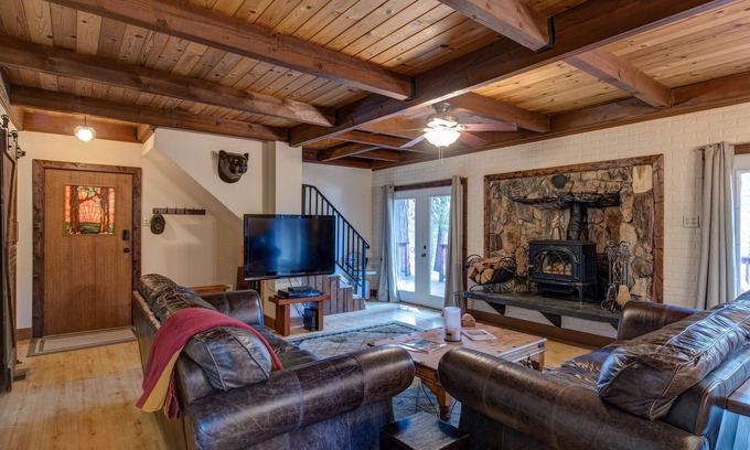 Glencoe Cabina | Cozy 4 bedroom Cabin with Hot Tub and BLS & Sequoia Woods access