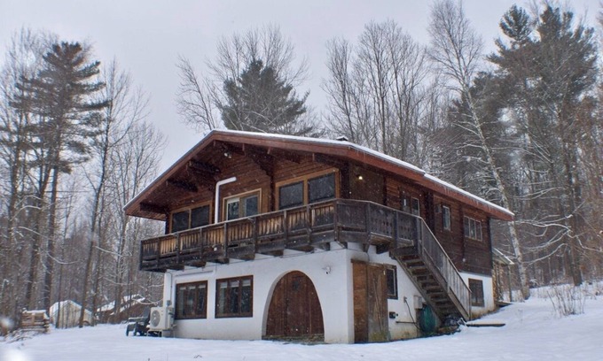 Warren Chalet De Esquí | Cozy 4-bedroom chalet with WiFi, AC, fireplace in adventurous Mad River Valley