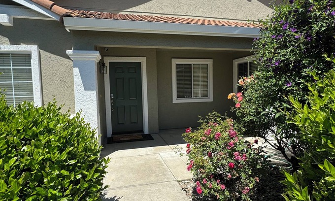 Turlock Casa | Cozy 4 bedroom family getaway home. Pet friendly home.
