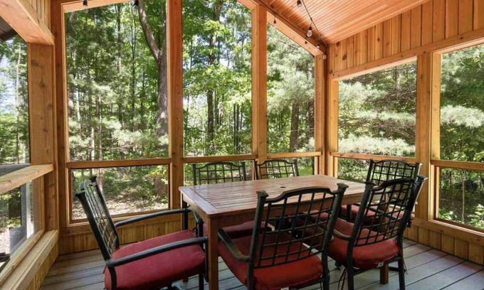 Harbor Springs Casa | Cozy 4-bedroom house in Harbor Springs! 5 minutes to Nub's Nob & Boyne Highlands