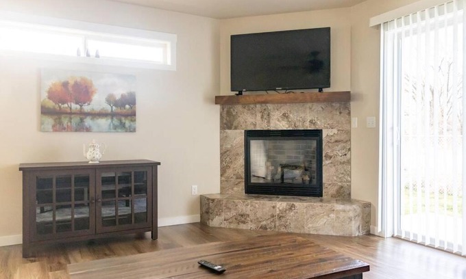 Prosser Casa | Cozy 4 Bedroom Home / Dual Masters / Living Rooms in Wine Country!