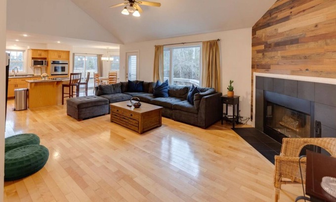 Franconia Casa | Cozy 4 bedroom house for rent in the heart of the Mountains. Minutes to Cannon.