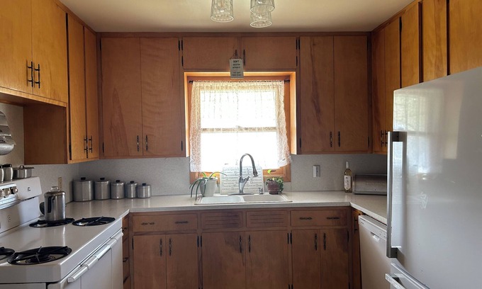 Rushville Casa | Cozy 4-bedroom house with WiFi and AC in Pleasant Rushville