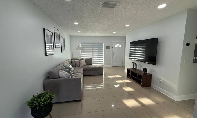 Bearss Plaza Casa | Cozy 4-bedroom House w/ Pool, Tikihood, clean ambient, nice place near Airport!
