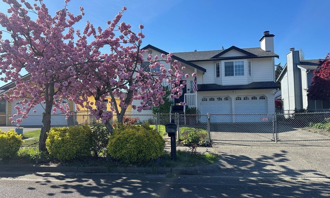 South End Casa | Cozy 4-bedroom house with WiFi, central air, & EV Charging in Tacoma