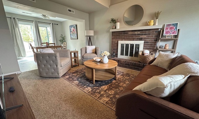 Columbia Casa | Cozy 4-bedroom townhome with spacious backyard–7 min to campus, 3 min to coffee!