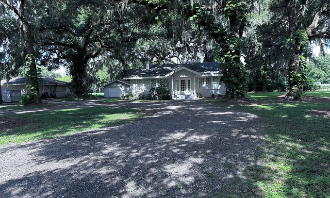 Lakeland Casa | Cozy 4 bedroom with Rustic Charm
