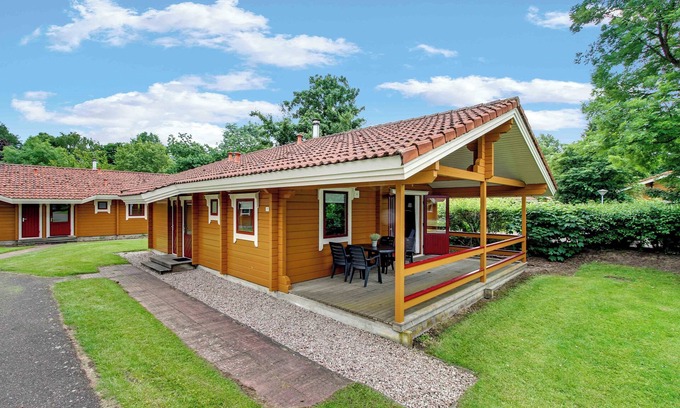 Municipality of Hardenberg Casa | Cozy 4-person bungalow with dishwasher, washing machine and veranda at park ’t Hooge Holt, near Gramsbergen and the Vechtdal nature area.