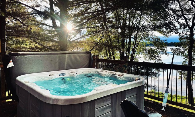 Gravenhurst Cabaña | Cozy 4 Season Cottage stunning sunsets on Sparrow Lake!(Pet friendly)New Hot Tub