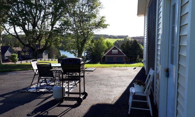 Granville Cabaña | Cozy 4 season cottage near Cavendish, water view of the Trout River.