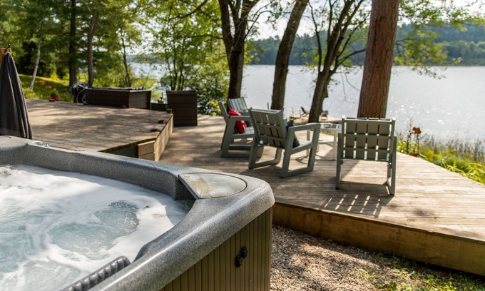 Chalk River Cabina | Cozy, 4-season Log Cabin on Lake w/ Hot Tub, Outdoor adventure at your doorstep