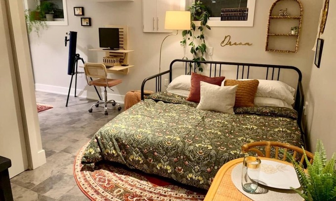 Crescent Heights Casa | Cozy 400 sqft suite with full kitchen and Inner City Neighborhood Amenities!
