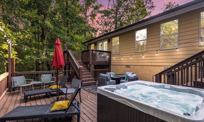 Gainesville Casa | Cozy 4bd lakefront home in Lake Lanier w/ HotTub, FirePit, Private dock, Wifi